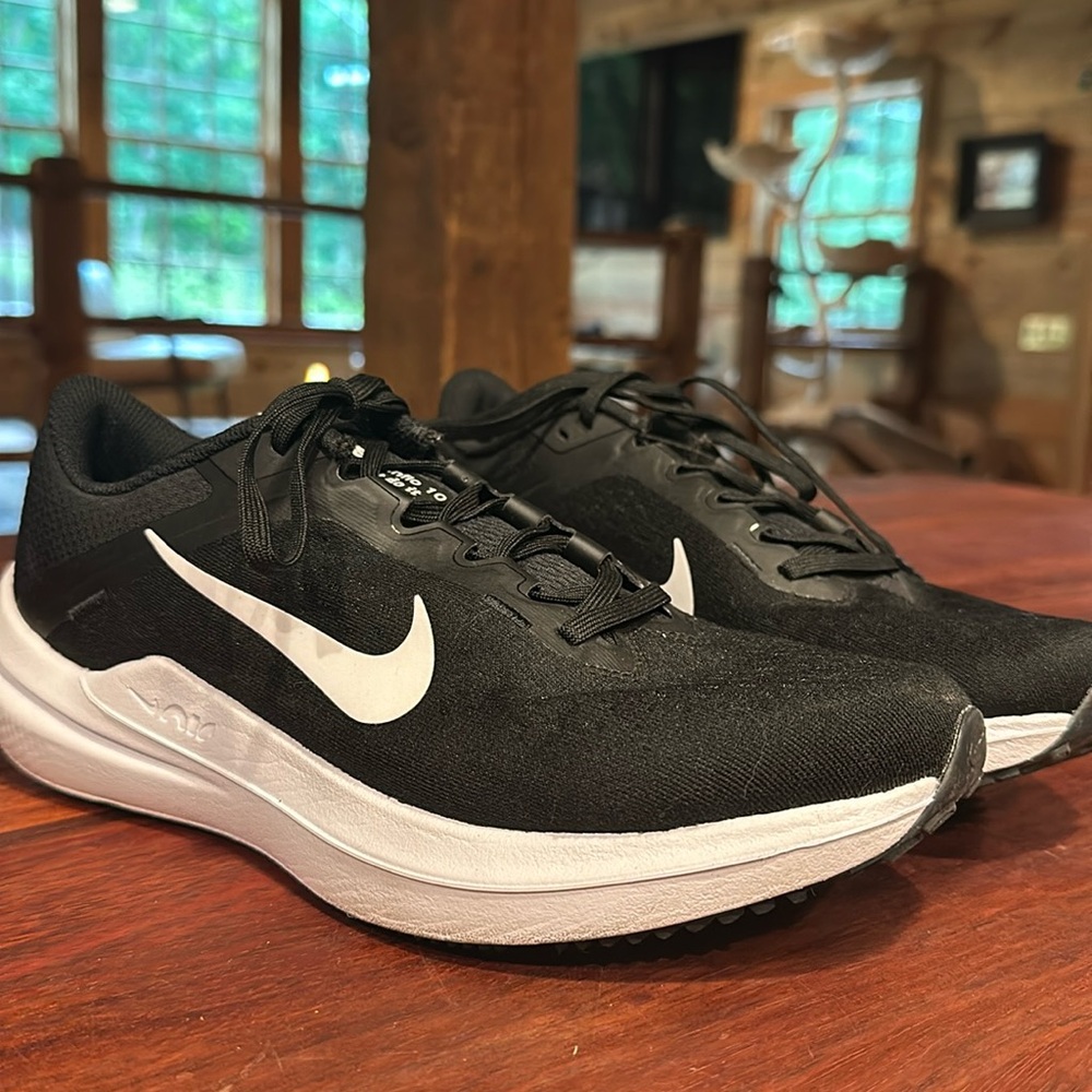 Black and White Nike Running Shoes. Winflo 10. Size US 10